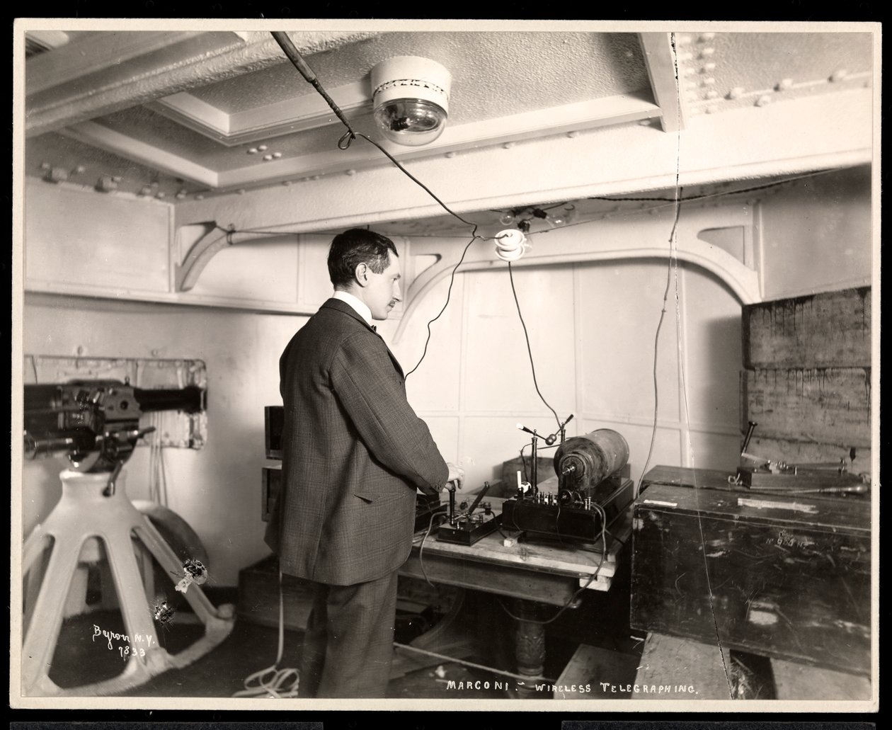 Marconi und sein drahtloses Telegrafiegerät, 1899-1900 von Byron Company