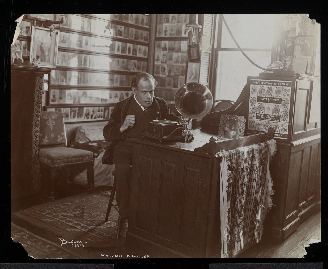 Marshall P. Wilder hört in seinem Büro eine Schallplatte auf einem Victrola, 1898-99 von Byron Company
