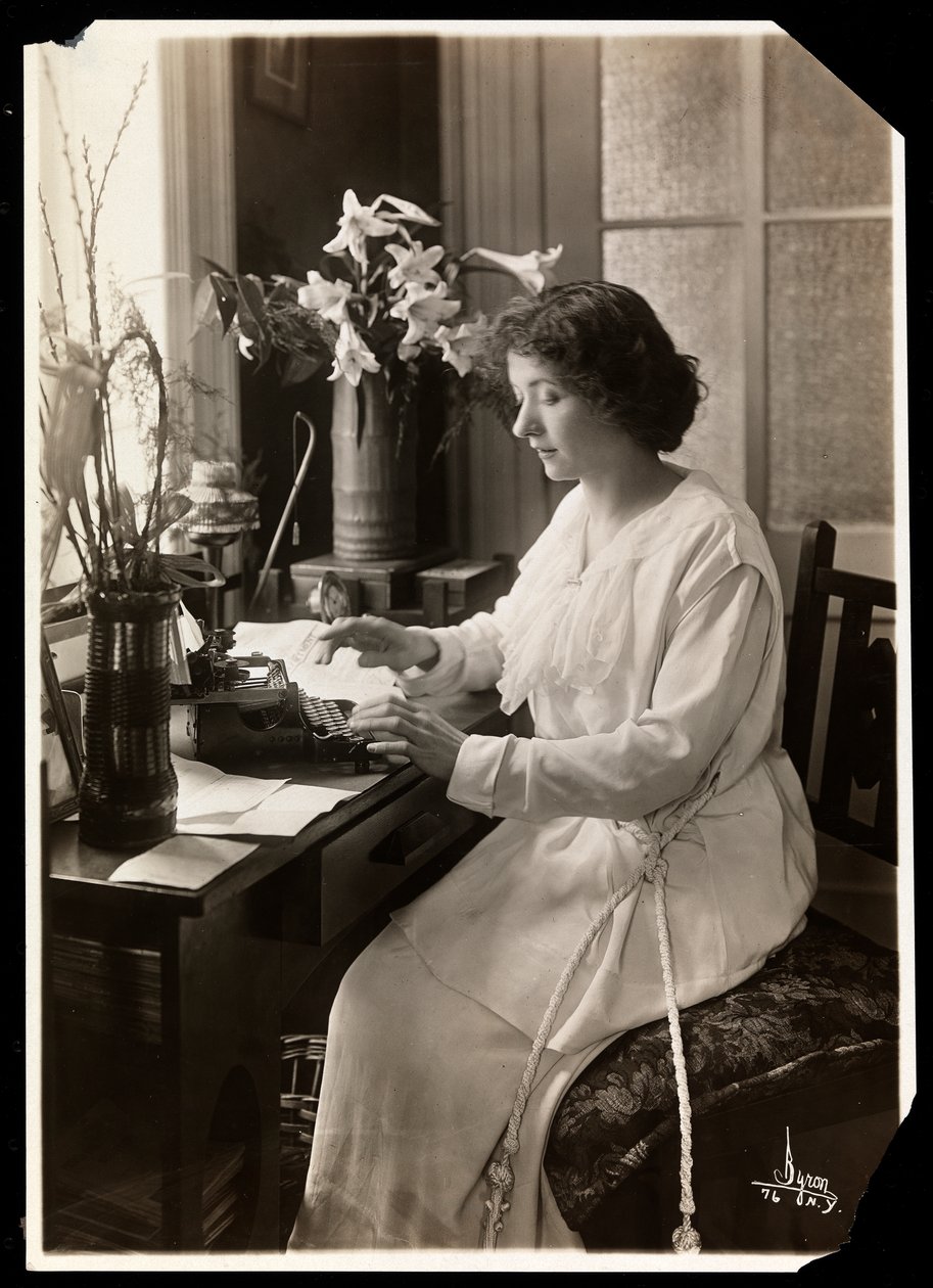 Maude Fealy sitzt an einer Schreibmaschine, ca. 1915 von Byron Company