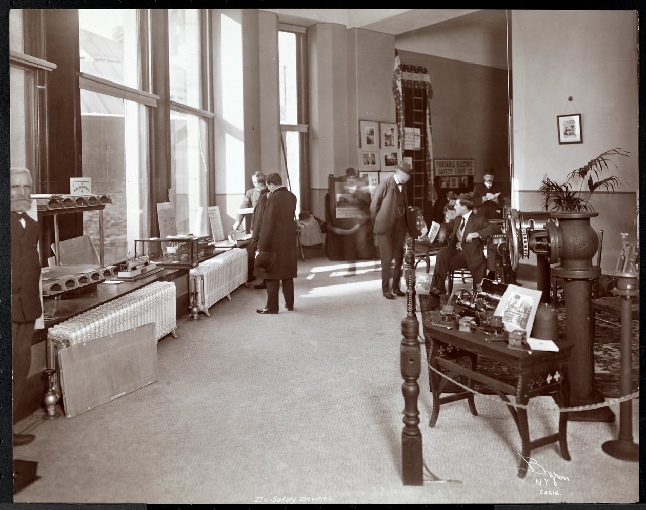 Männer bei einer Ausstellung von Sicherheitsvorrichtungen am American Institute of Social Service, New York, 1906-07 von Byron Company