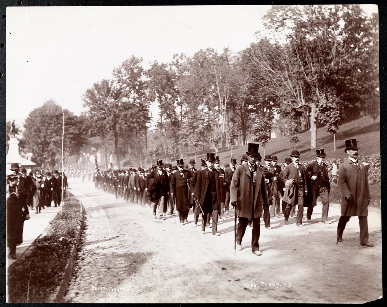 Militärparade mit uniformierten Männern in Zylindern in Dobbs Ferry, New York, 1898 von Byron Company
