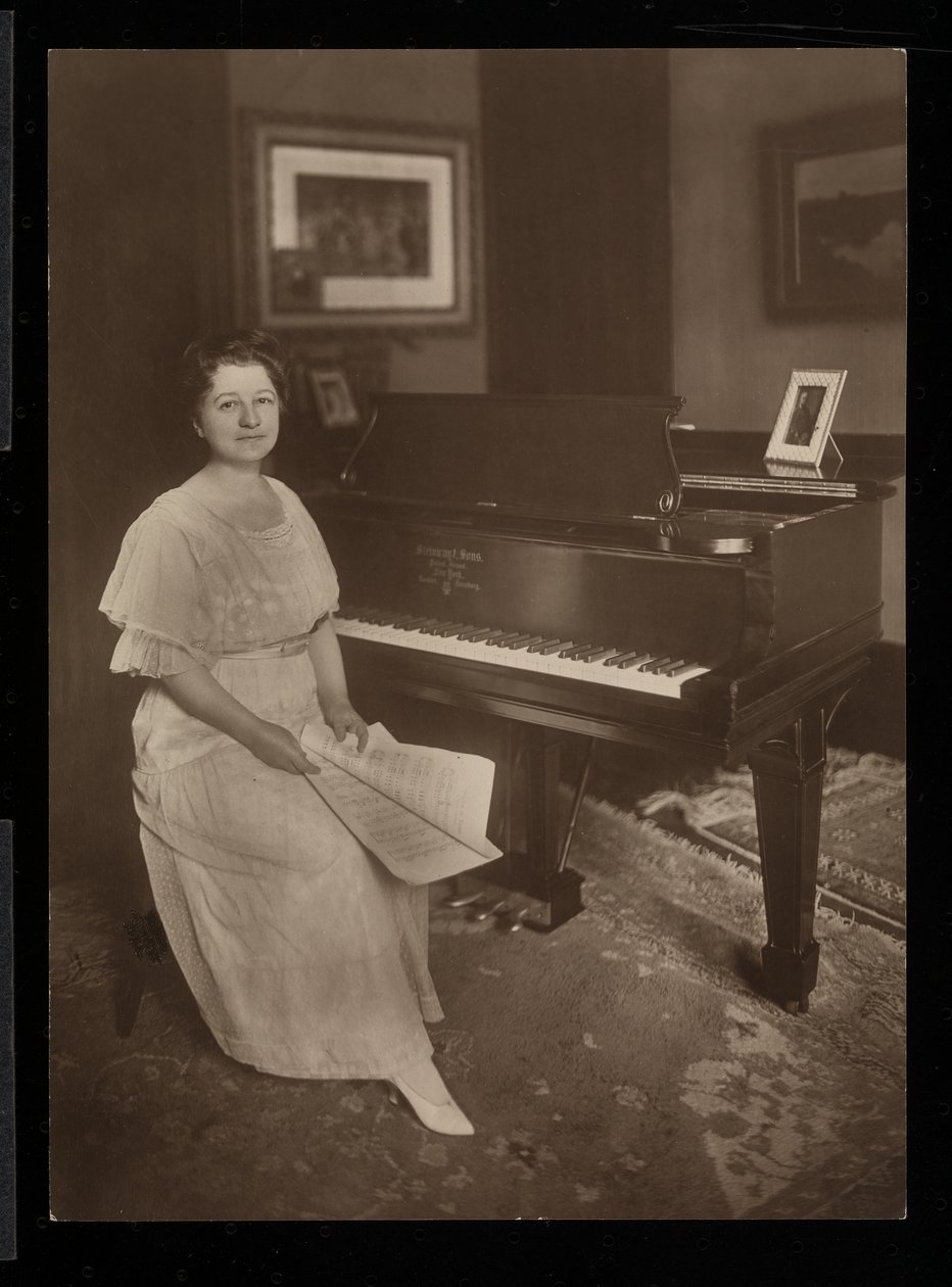 Miss Murray Louise Todd von Byron Company