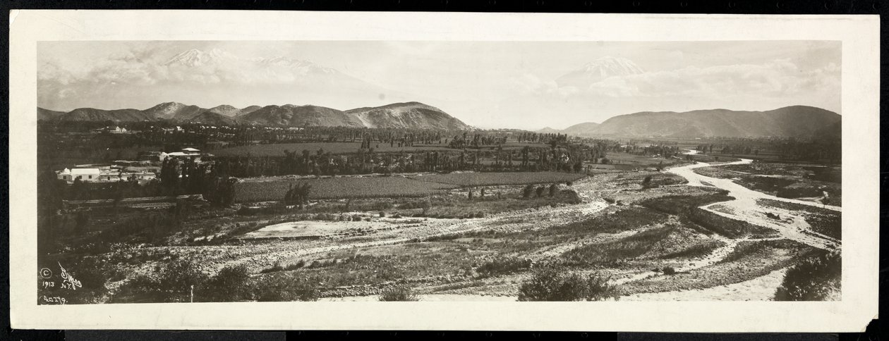 Panoramablick auf eine ländliche Szene, vermutlich am oder in der Nähe des Panamakanals mit schneebedeckten Bergen im Hintergrund, 1913 von Byron Company