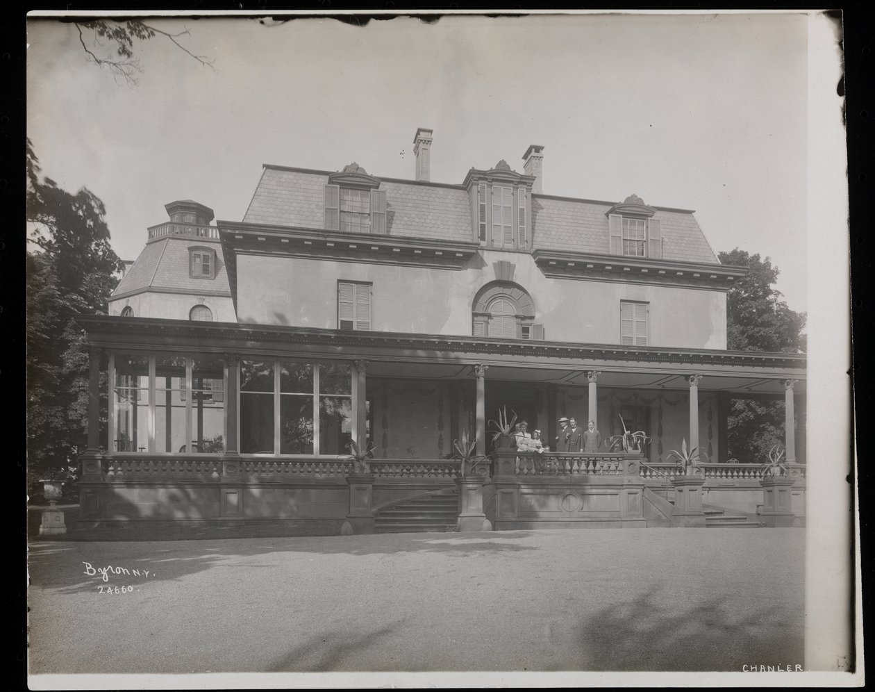 Menschen auf der Veranda der Astor Chanler Residenz in Barrytown, New York, 1907 von Byron Company