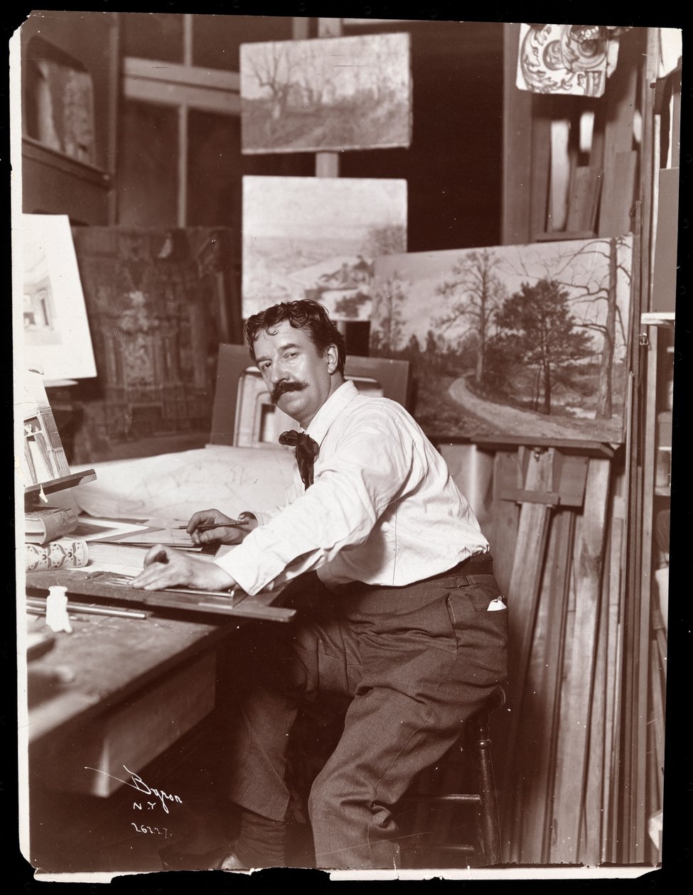 Porträt von Ernest Gross, Bühnenbildner, sitzend in seinem Studio an seinem Zeichentisch, 1908-9 von Byron Company