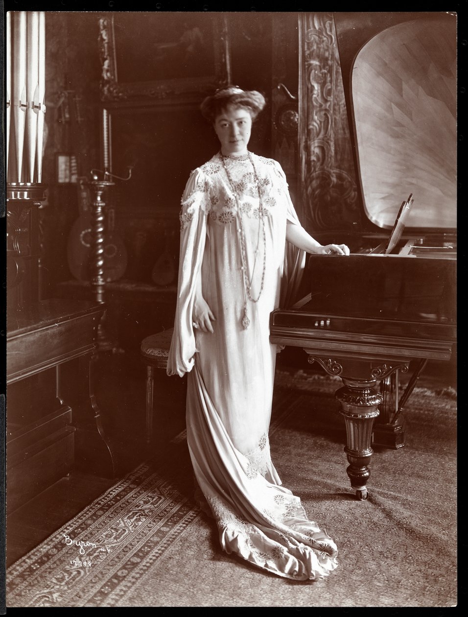 Porträt von Mrs. I. M. Clark, stehend neben einem Klavier, 1904 von Byron Company