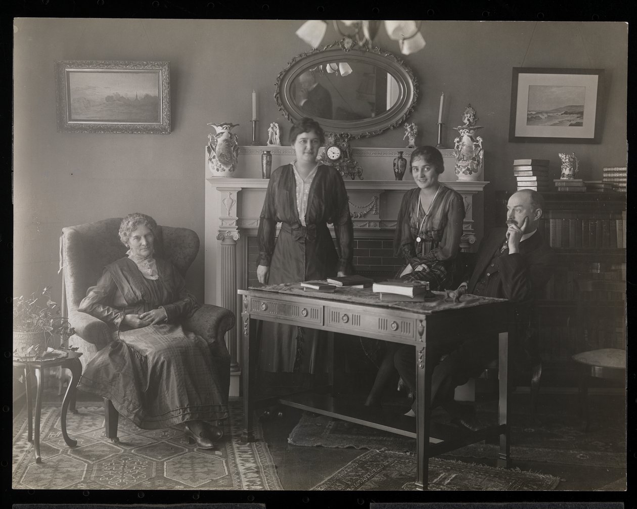 Porträt des Zahnarztes Dr. Gibson und drei Frauen in seiner Residenz, ca. 1905 von Byron Company