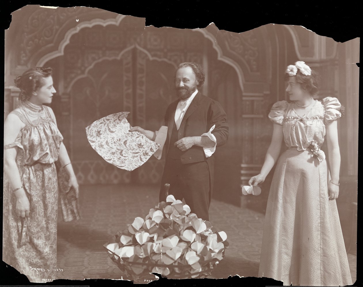 Professor De Kolta auf der Bühne mit zwei Frauen, 1902 von Byron Company