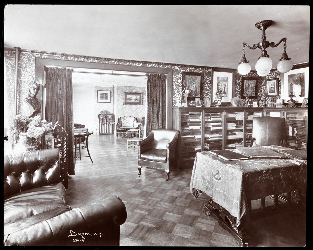 Das Arbeitszimmer in der Residenz von Madame Schumann-Heink, 1906 von Byron Company