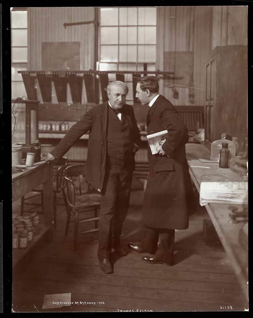 Thomas Edison und ein Interviewer in seinem Labor, 1906 von Byron Company