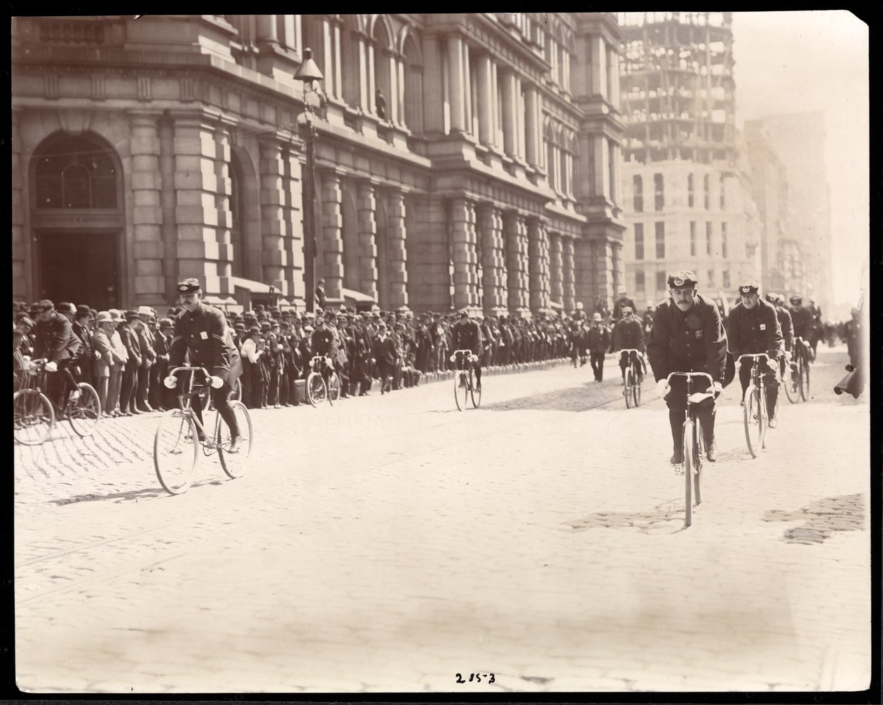 Ansicht einer Gruppe von Militär-Radfahrern von Byron Company