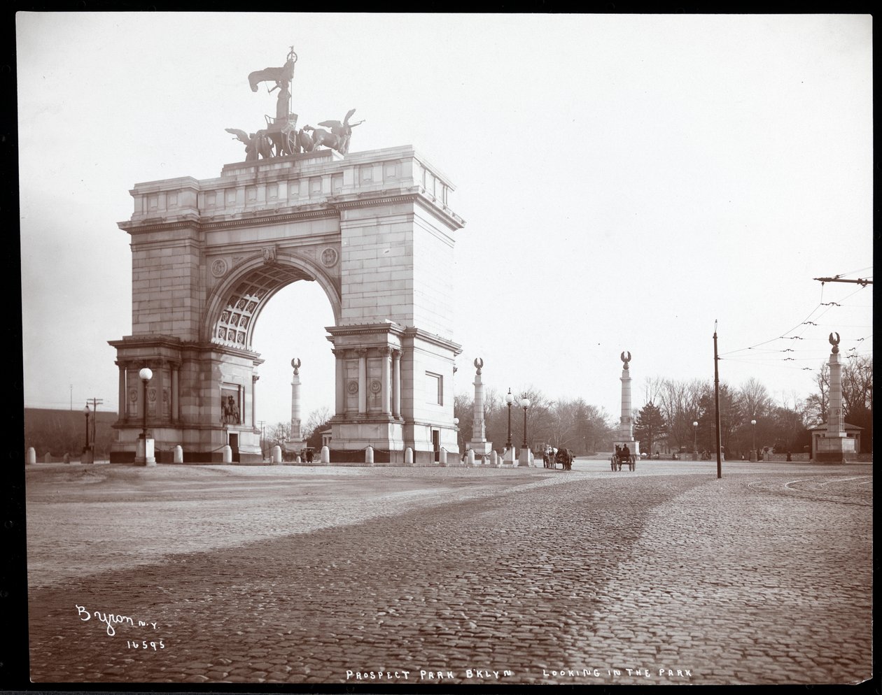 Ansicht einer Pferdekutsche am Eingang zum Prospect Park, Brooklyn, 1903 von Byron Company