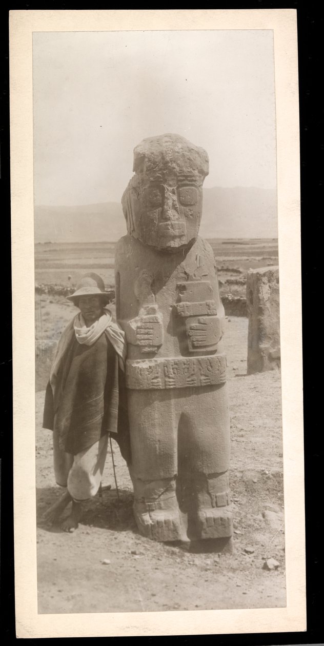 Ansicht einer großen Skulptur, offenbar eine Antiquität, mit einem Mann daneben, 1896 von Byron Company