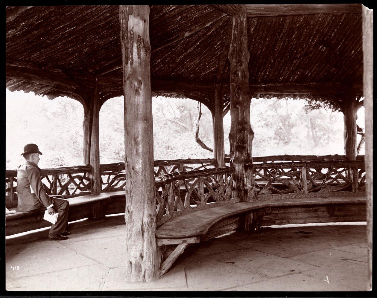 Ansicht eines sitzenden Mannes in einem rustikalen Landschaftspavillon im Central Park, New York, 1895 von Byron Company