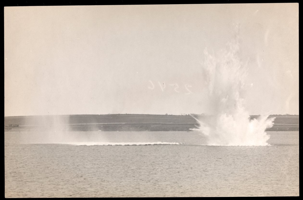 Ansicht einer Unterwasserexplosion, mit Wasser, das aus der Oberfläche aufsteigt, während des Baus des Panamakanals, 1913 von Byron Company