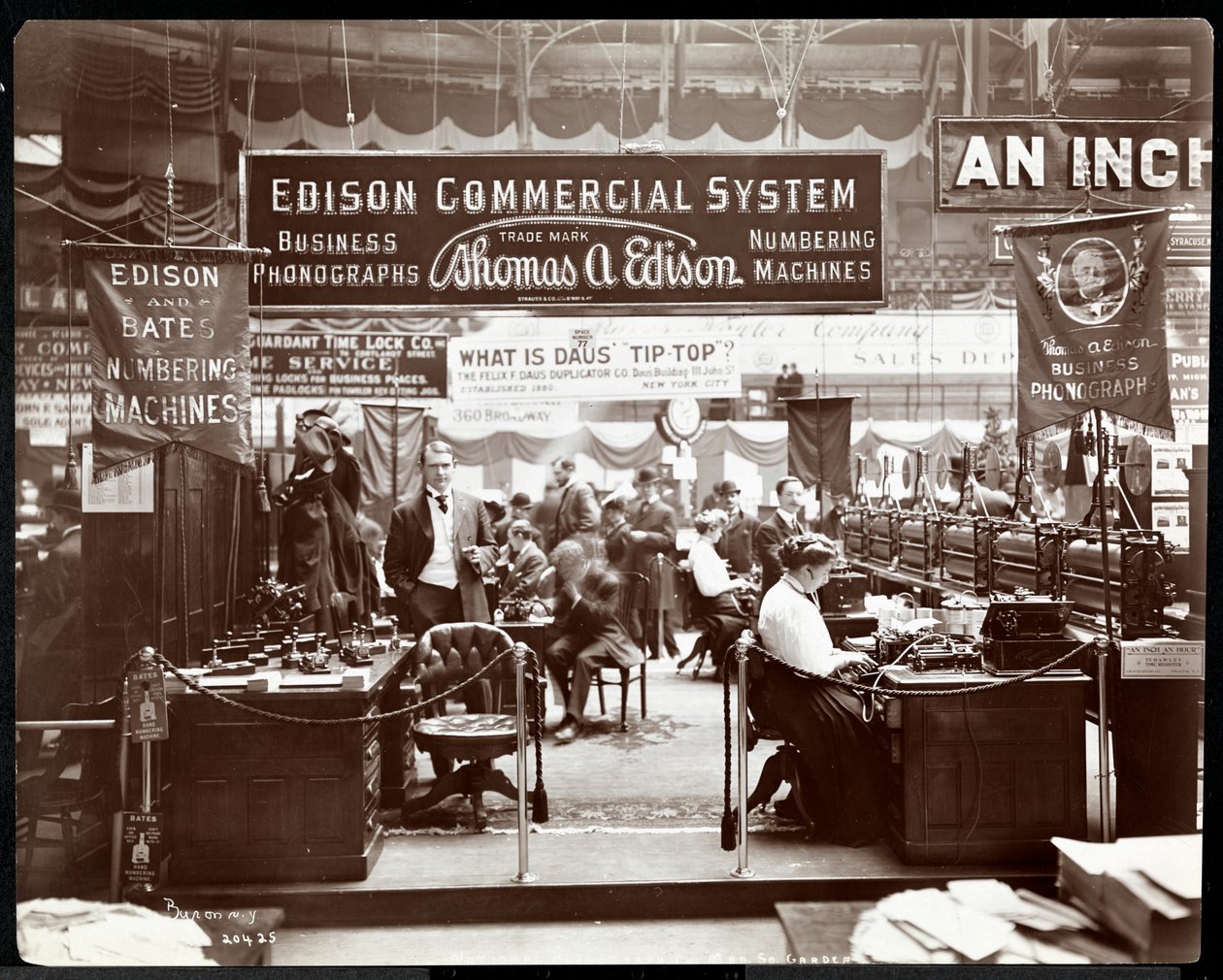 Ansicht des Edison Co. Standes für Büroausstattung auf einer Messe im Madison Square Garden, New York, 1906 von Byron Company
