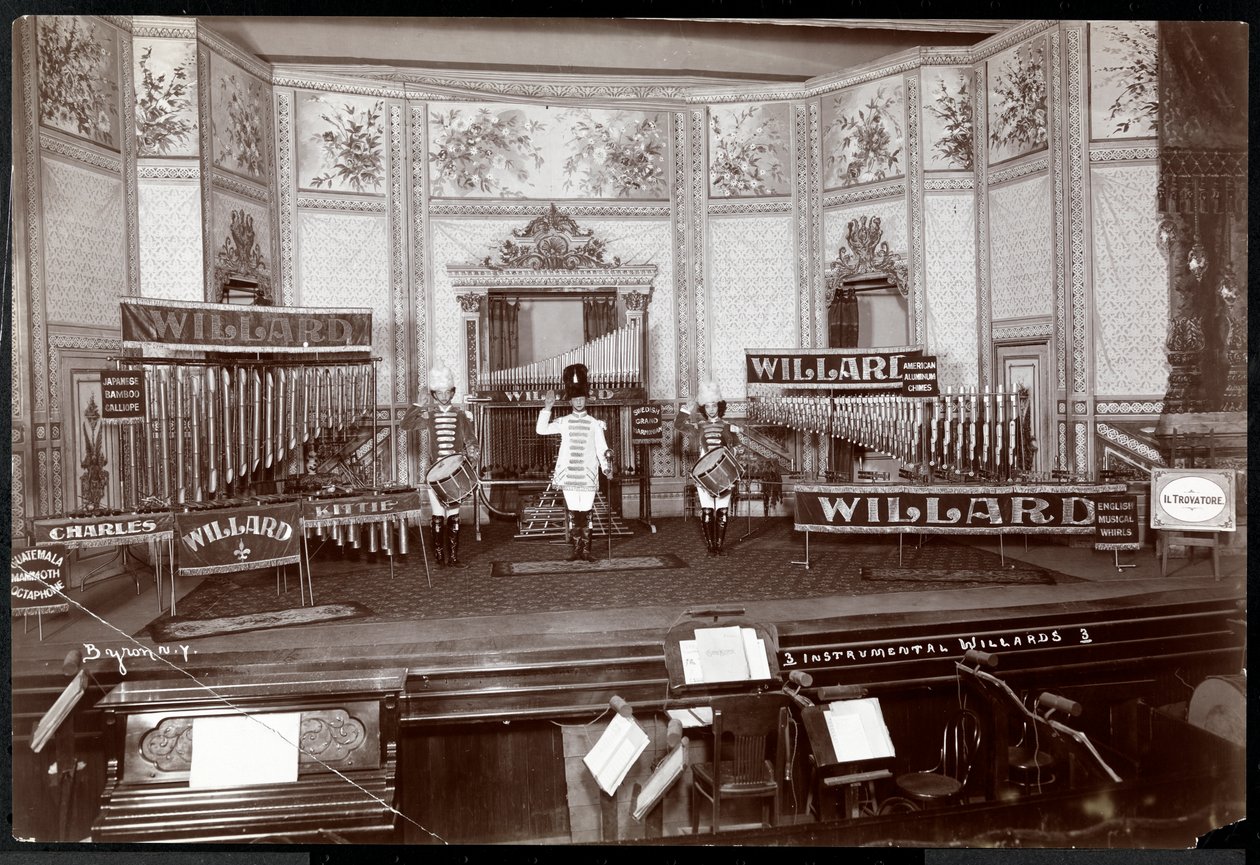 Ansicht der Instrumental Willards, in Kostümen auf einer aufwendigen Bühne mit einzigartigen Musikinstrumenten, New York, 1907 von Byron Company