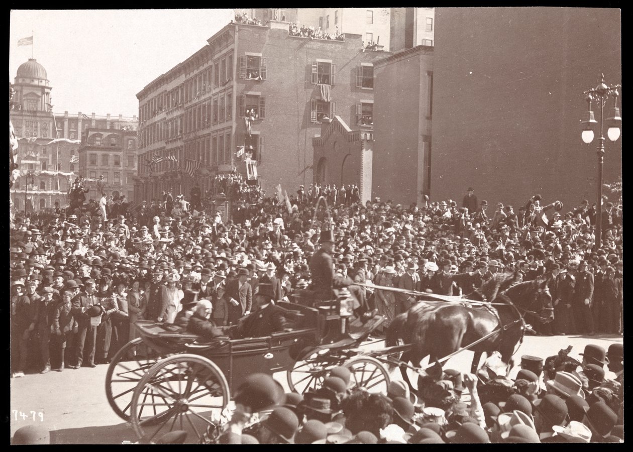 Ansicht der Menge und einer Pferdekutsche in der Dewey-Parade auf der Fifth Avenue, New York, 1899 von Byron Company