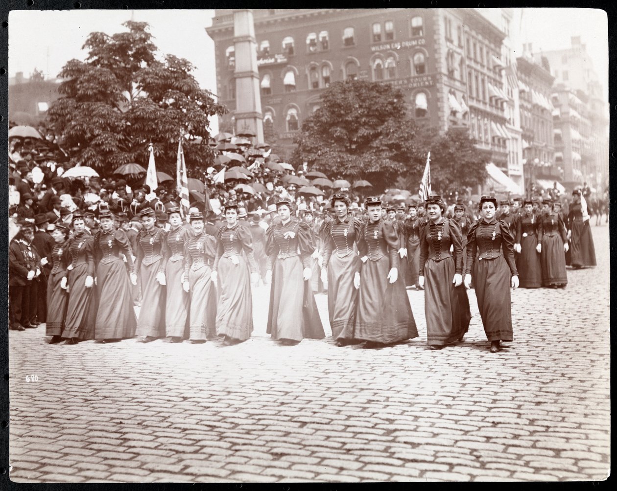 Ansicht von Frauen, die in einer Parade der Töchter der Großen Armee der Republik marschieren, New York, Mai 1895 von Byron Company