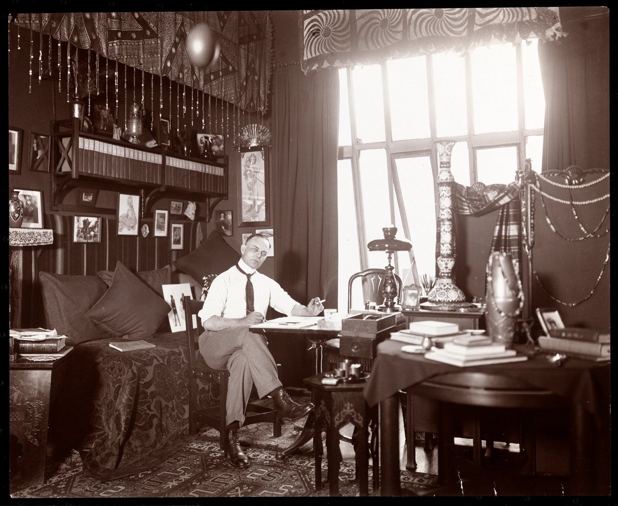 Will R. Barnes zeichnet in seinem Studio, ca. 1900 von Byron Company
