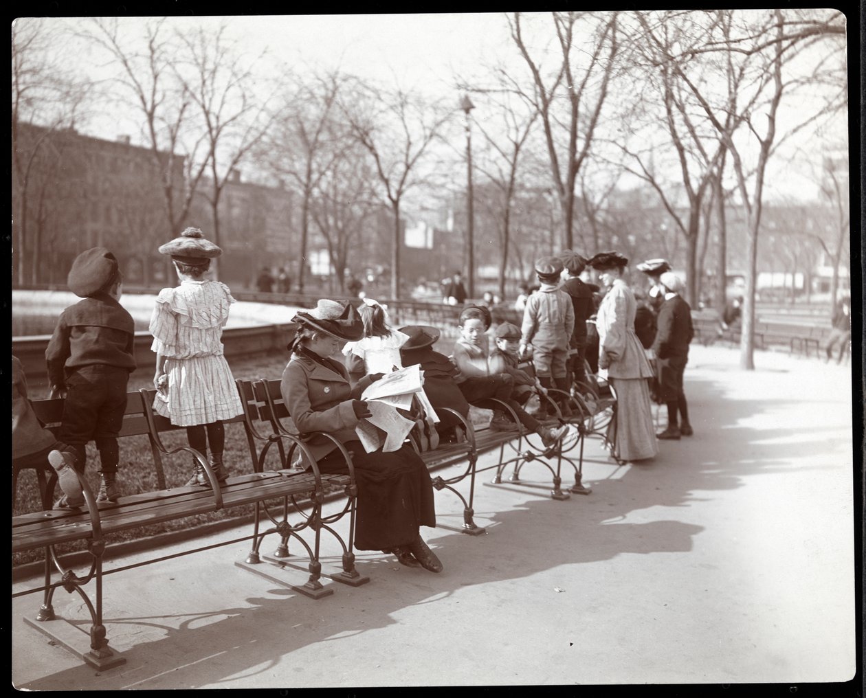 Frauen und Kinder auf Parkbänken im Union Square, New York, 1903 von Byron Company