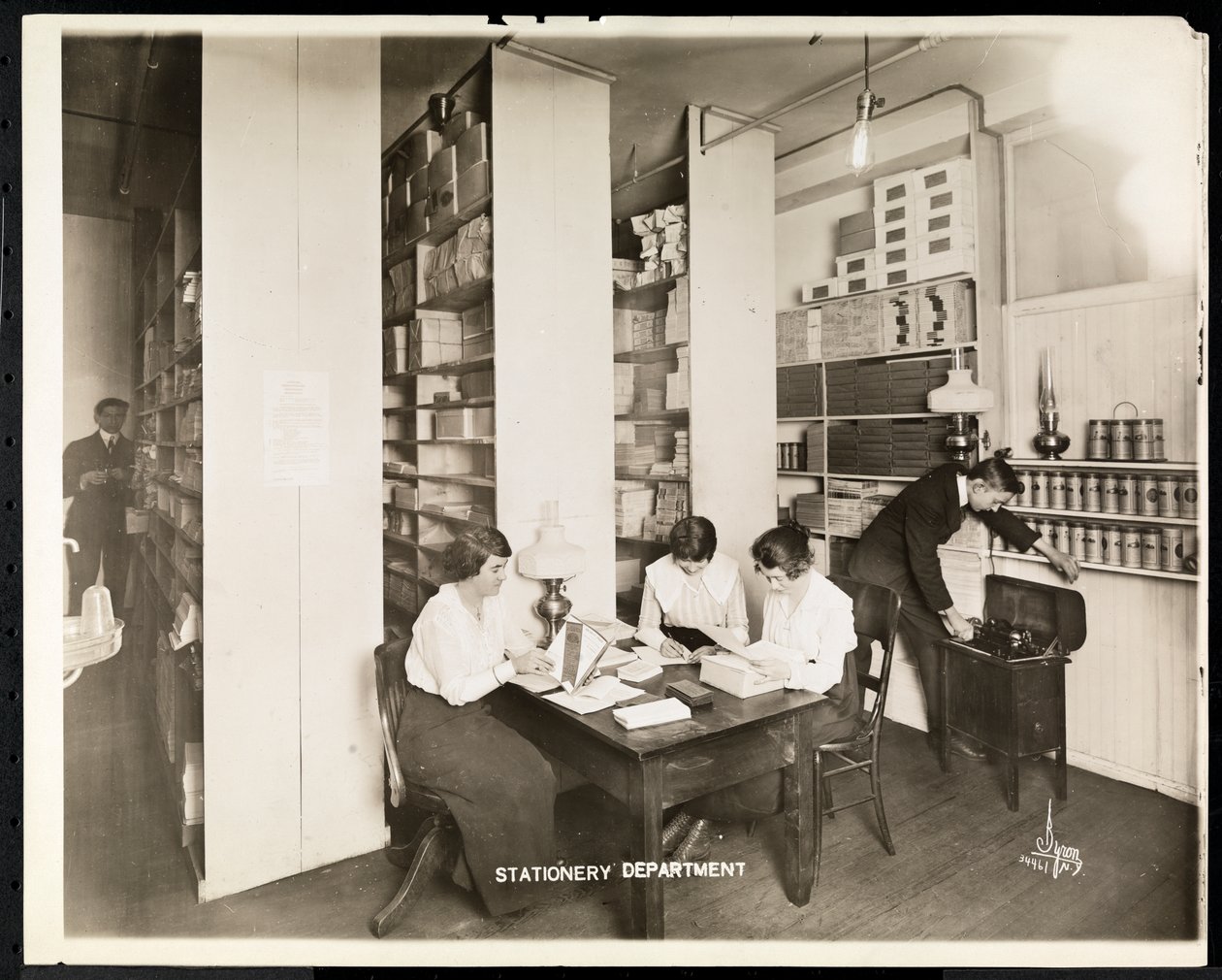 Frauen, die in der Schreibwarenabteilung der Mantle Lamp Co. of America, New York, 1915-16 arbeiten von Byron Company