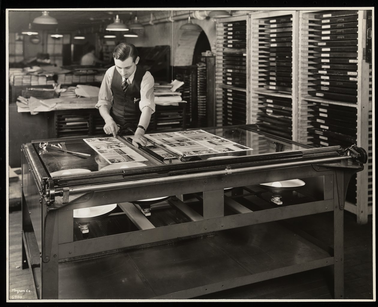 Arbeiten an einem Layout an einem Leuchttisch bei Unz und Co., 24 Beaver Street, New York, 1932 von Byron Company