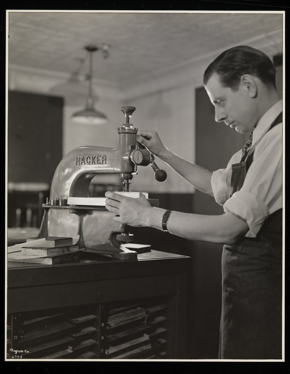 Arbeiten an der Schrift bei Unz und Co., 24 Beaver Street, New York, 1932 von Byron Company