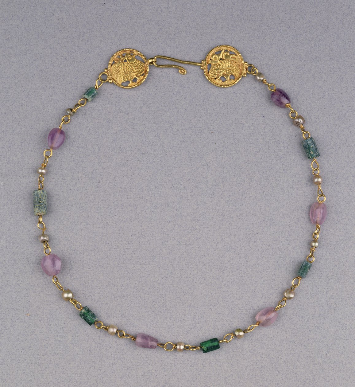 Goldkette mit Perlen, Amethyst und grünen Glasperlen mit zwei goldenen Durchbruchrundeln, ca. 400-550 von Byzantine
