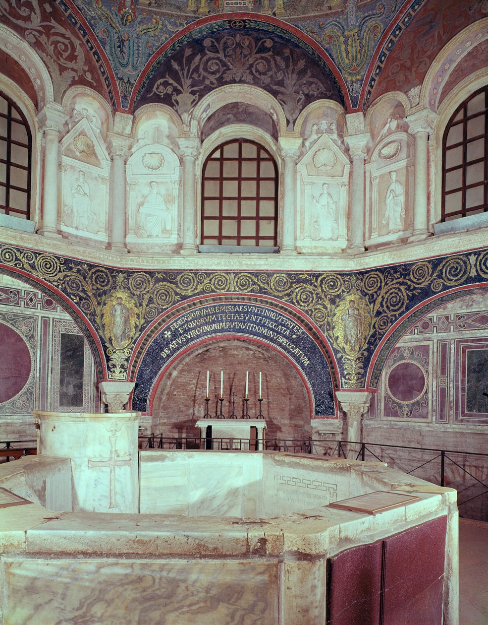 Die Apsis mit dem Taufbecken von Byzantine