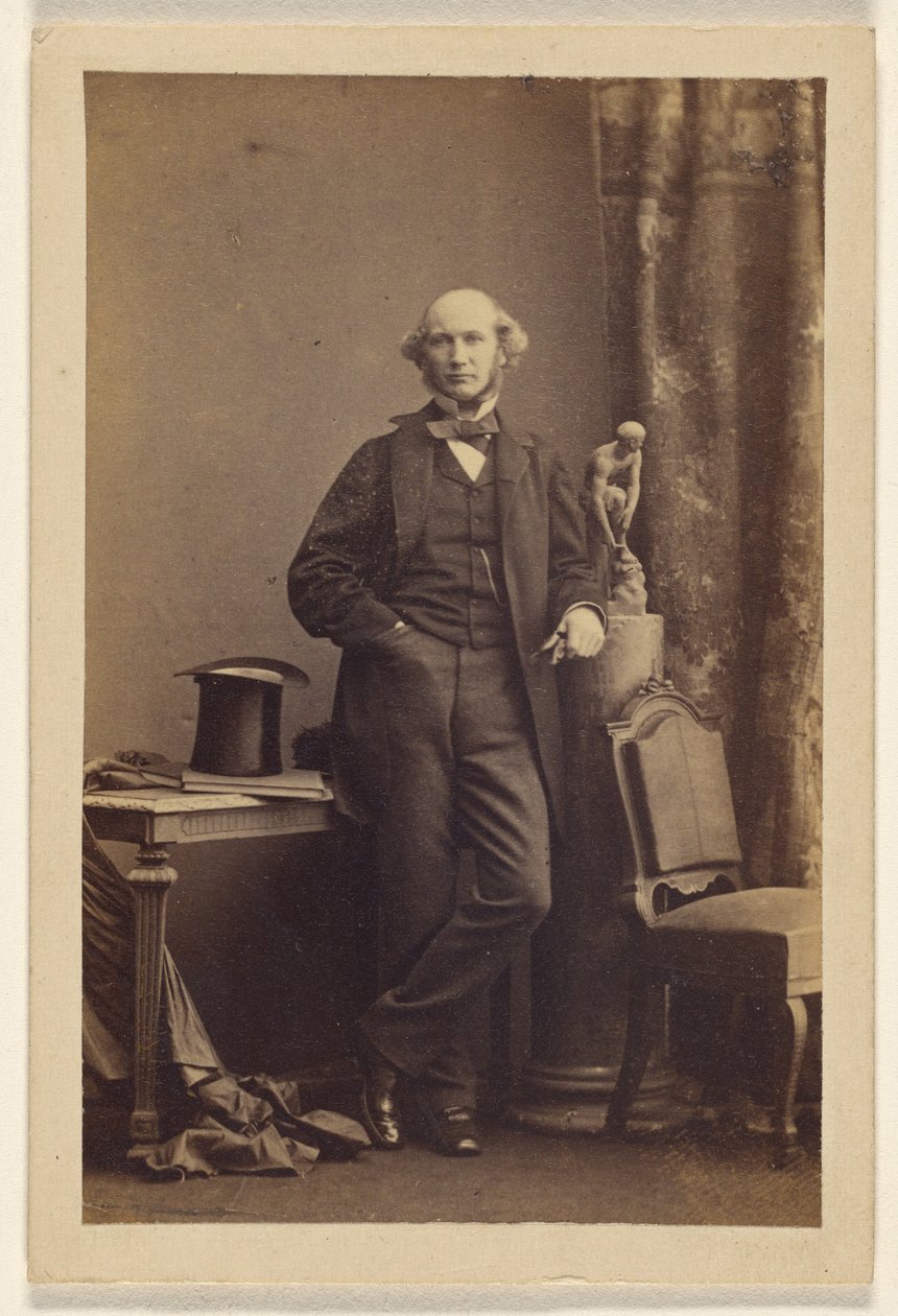 Unbekannter Mann stehend, Zylinder auf dem Tisch von Camille Silvy