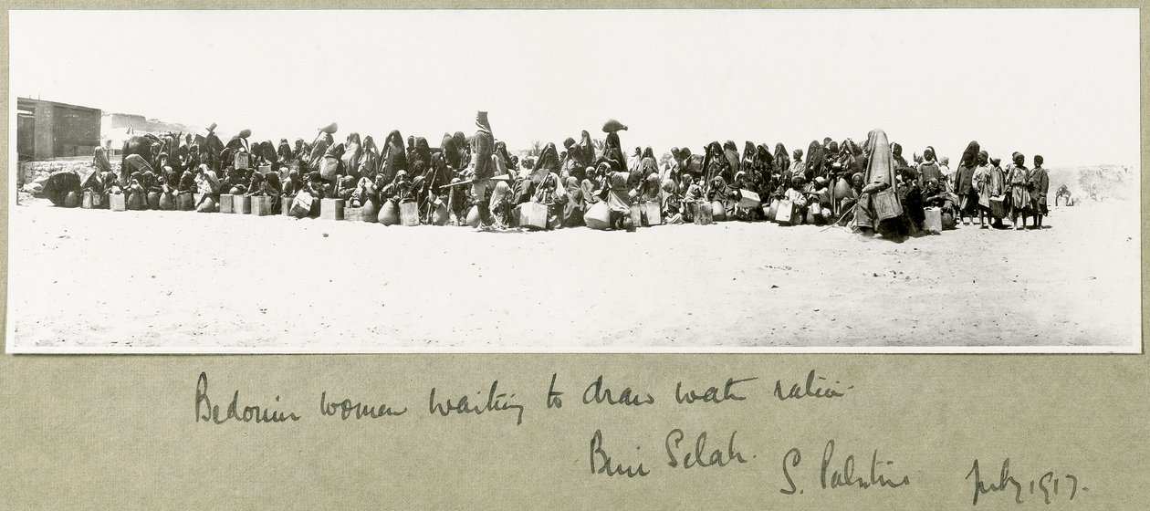 Beduinenfrauen warten darauf, ihre Wasserzuteilung zu erhalten, Beni Saleh, Juli 1917 von Capt. Arthur Rhodes