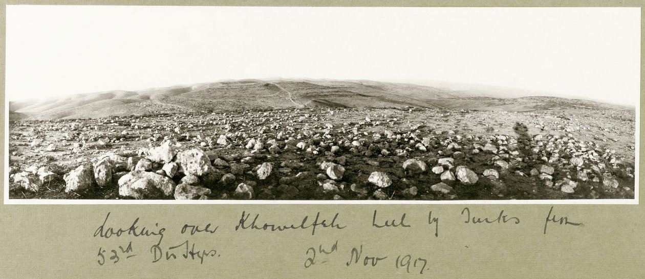 Blick über Khuwelfeh, gehalten von den Türken, 2. November 1917 von Capt. Arthur Rhodes