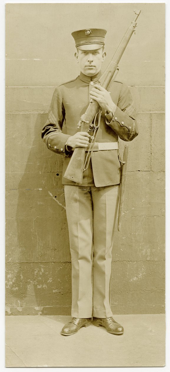 Uniformierter Soldat posiert für ein Bild vor einer Betonwand von Carl Michel