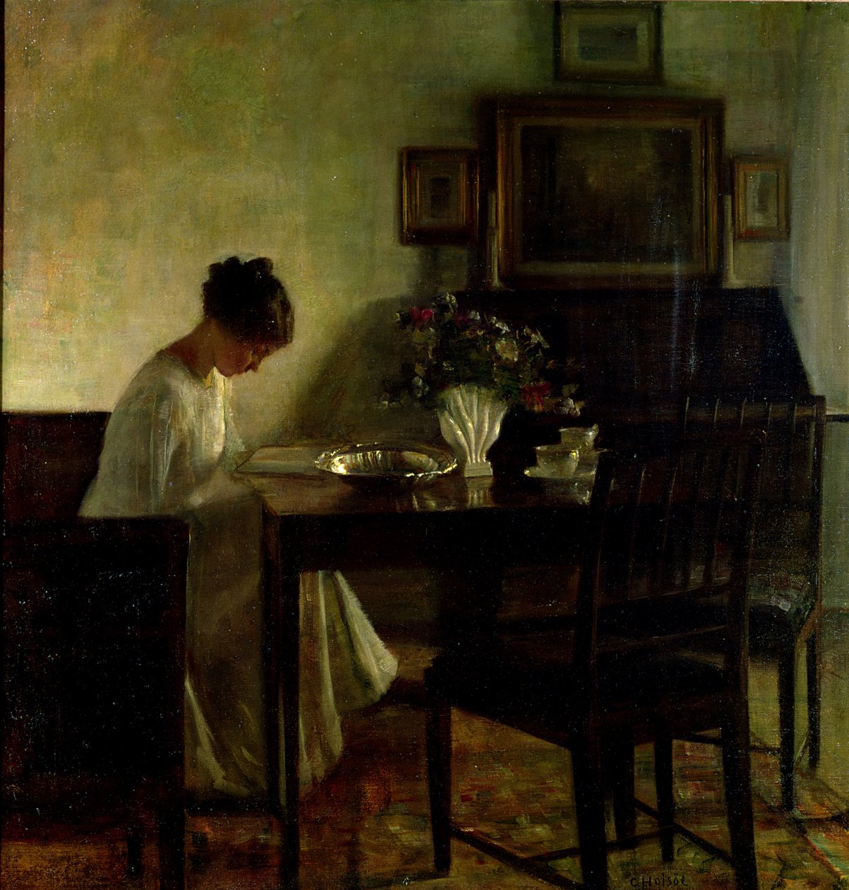 Mädchen liest in einem Innenraum von Carl Holsoe