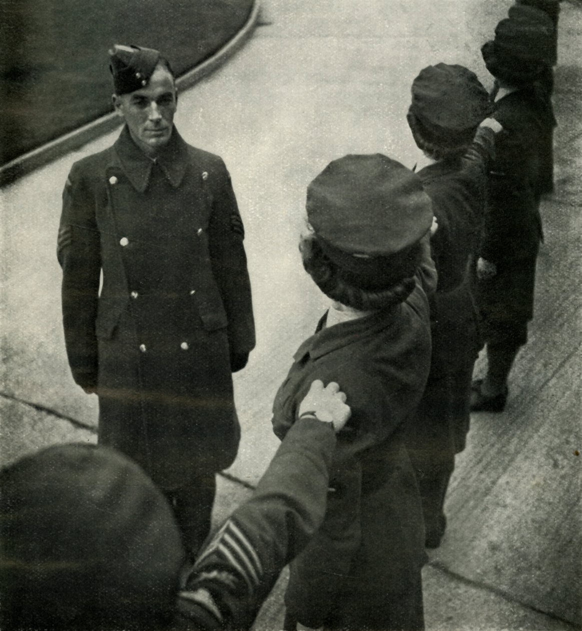 R.A.F. Sergeant drillt Luftwaffenfrauen von Cecil Beaton
