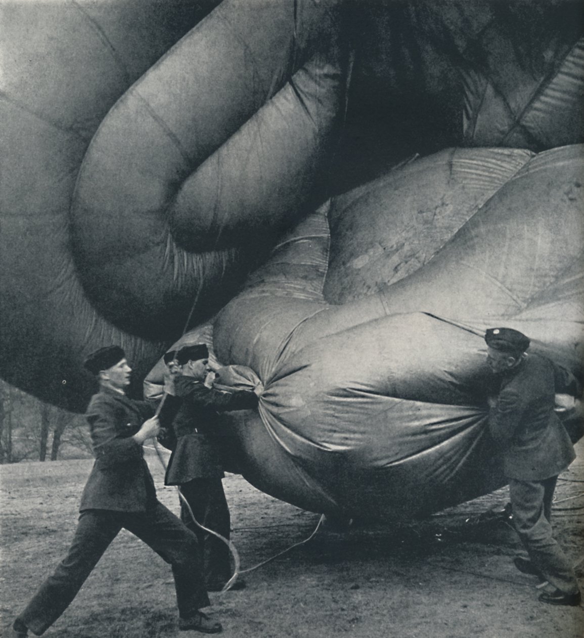 Das Monster bezwungen, 1941 von Cecil Beaton