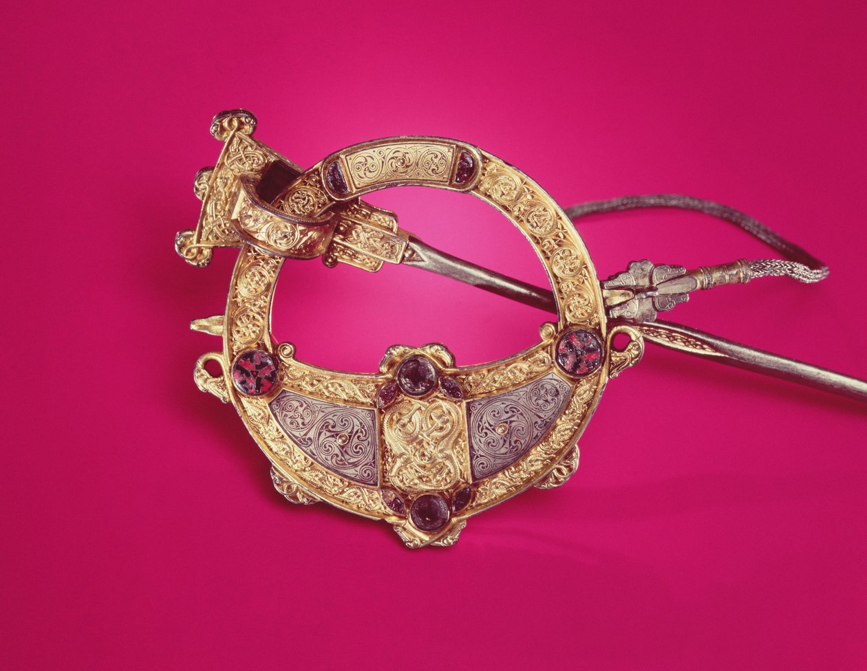 Rückseite der Tara-Brosche (gegossenes Silber, bedeckt mit Goldfolie, Perlen, Gold, Bernstein und Glas) von Celtic