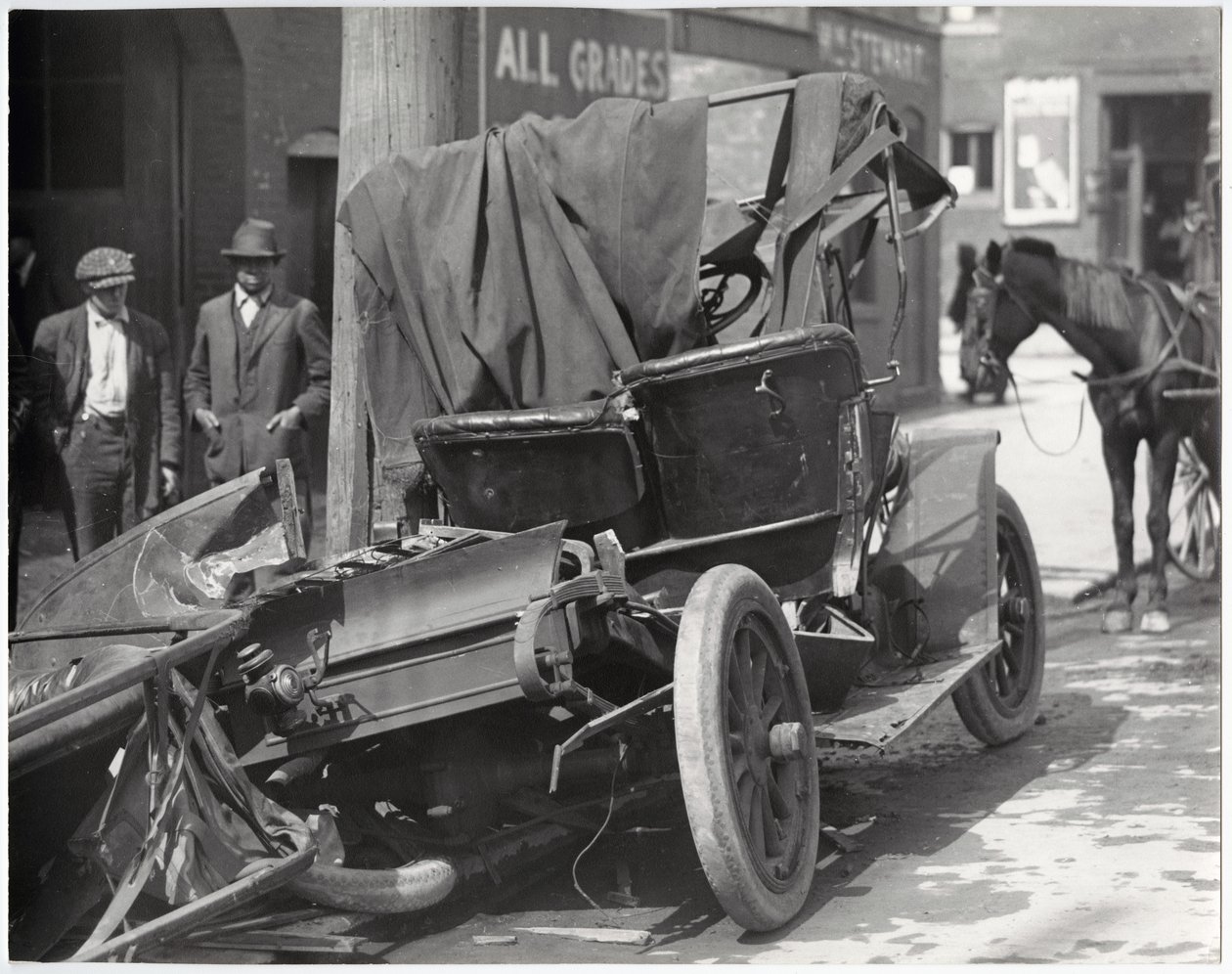 Zerstörtes Auto nach einem Zusammenstoß von Charles Clement Holt