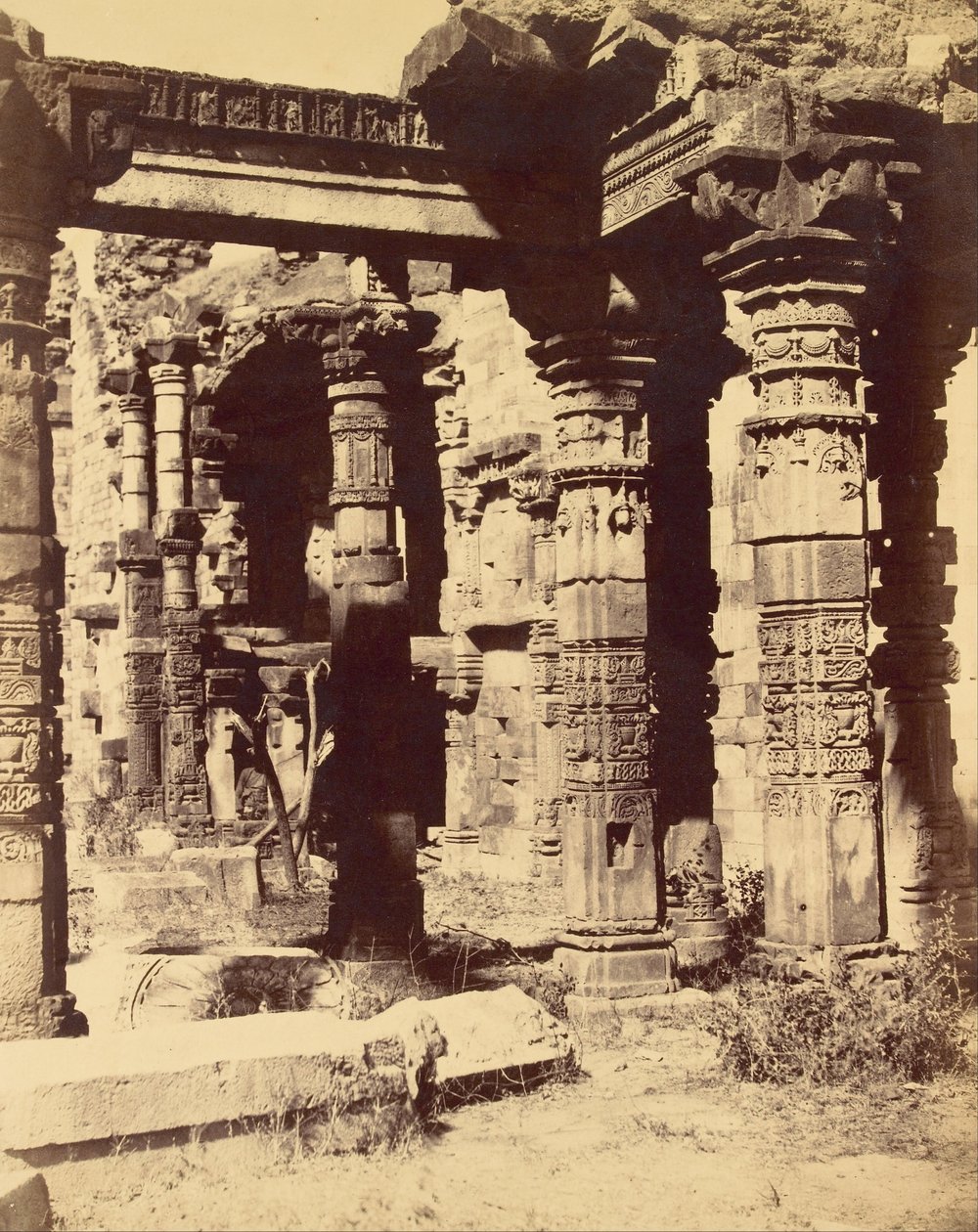 Außenansicht des Hindu-Tempels in Kootub von Charles Moravia