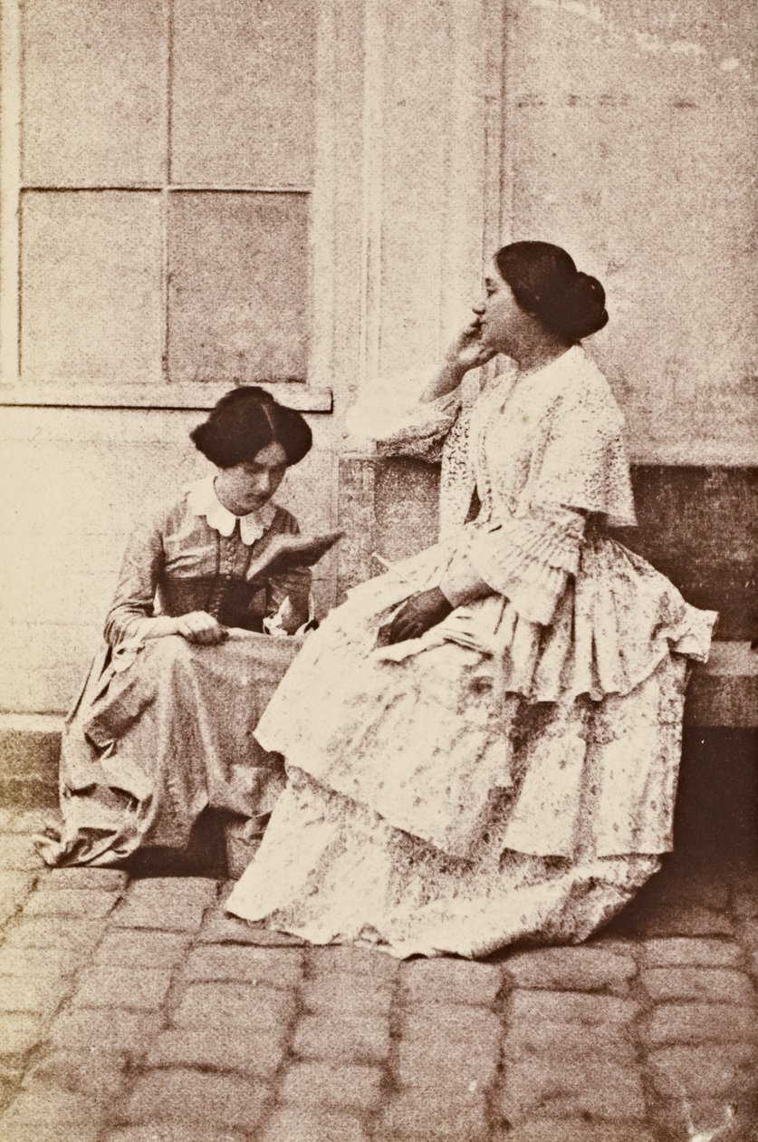Frauen in einem Hof von Charles Nègre
