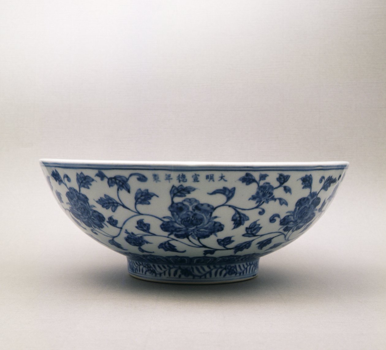 Blau-weiße Schale mit Blumendekoration, trägt die Regierungsmarke von Hsuan Te, 1426-35, Ming-Dynastie, 1368-1644 von Chinese School