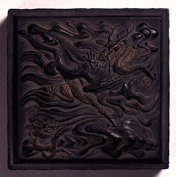 Tintenblock in Siegelform mit einem gewölbten Knopf, der dramatisch mit zwei Drachen unter Wellen modelliert ist, zugeschrieben Wang Wei-kao, Qing-Dynastie, Hui-chou, Anhui von Chinese School