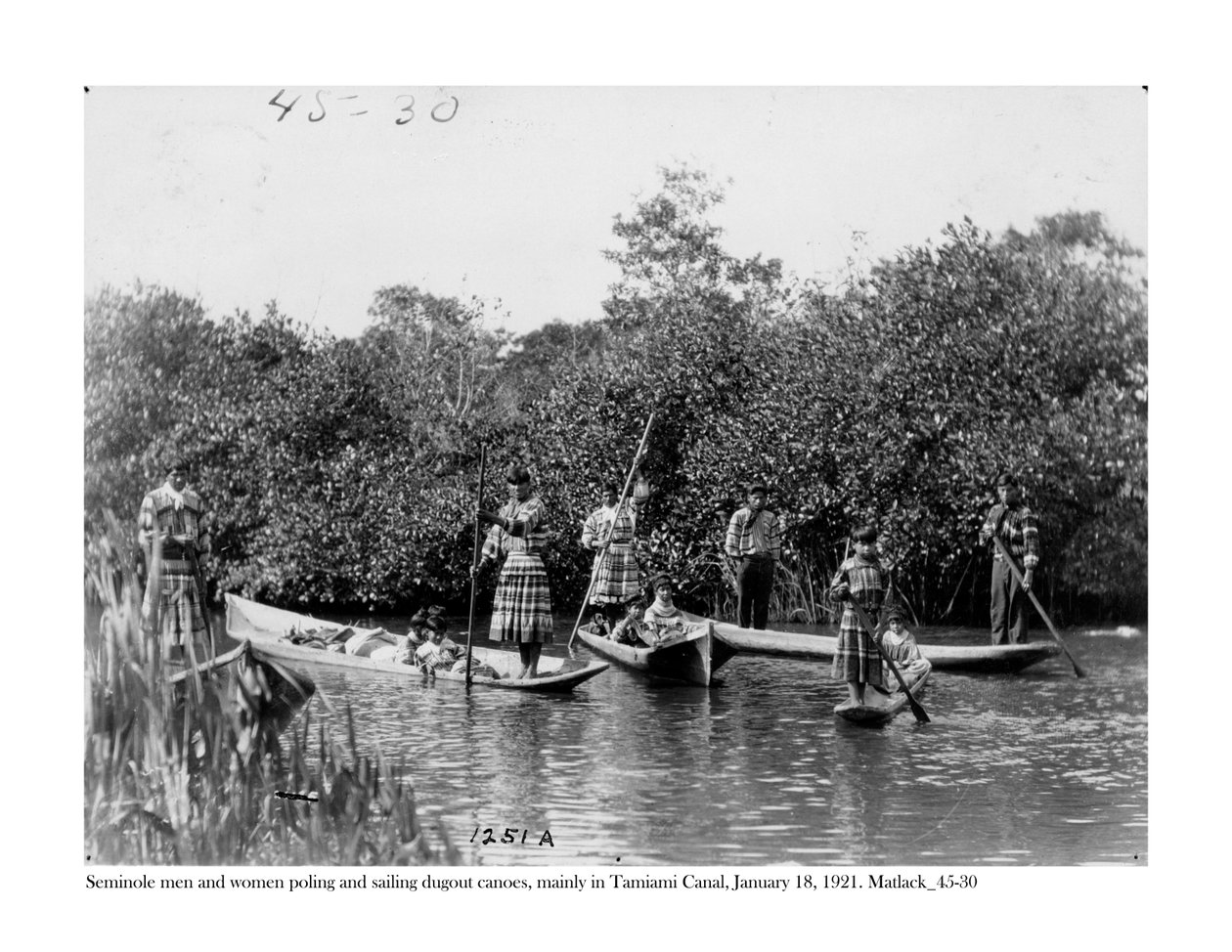 Seminolen-Männer und -Frauen staken und segeln Einbaumkanus auf dem Tamiami-Kanal, 18. Januar 1921 von Claude C. Matlack