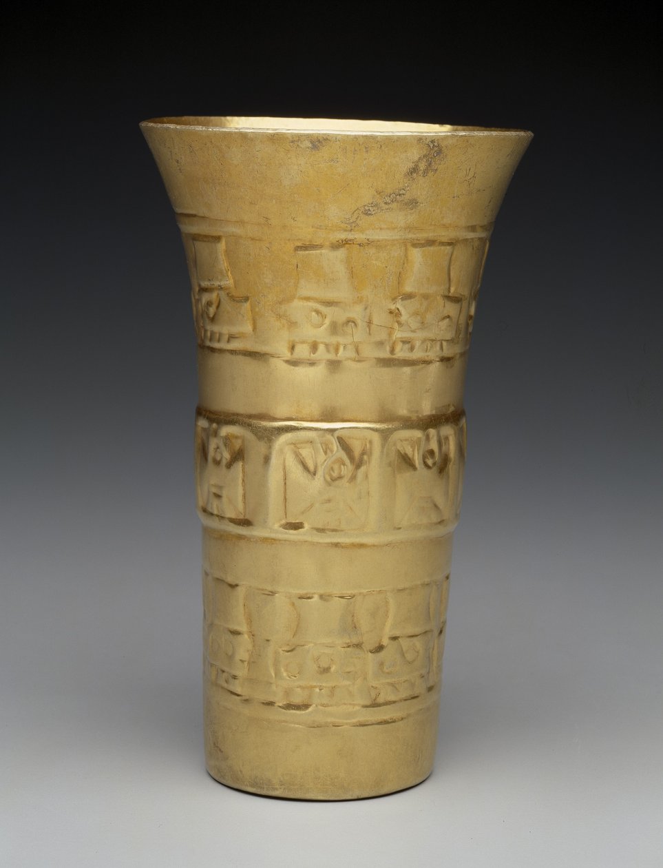 Becher: Vögel und Köpfe, 900-1100 (Gold) von Culture Sicán