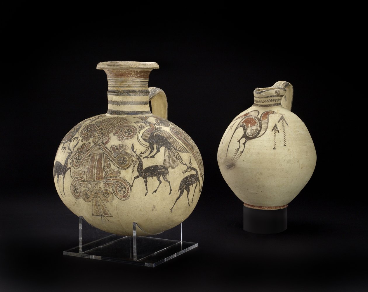 Bichrome IV fassförmiger zypro-phönizischer Krug und phönizische Vase mit heiligem Baum, Hirschen, Kammvögeln und Lotusblumen von Cypriot