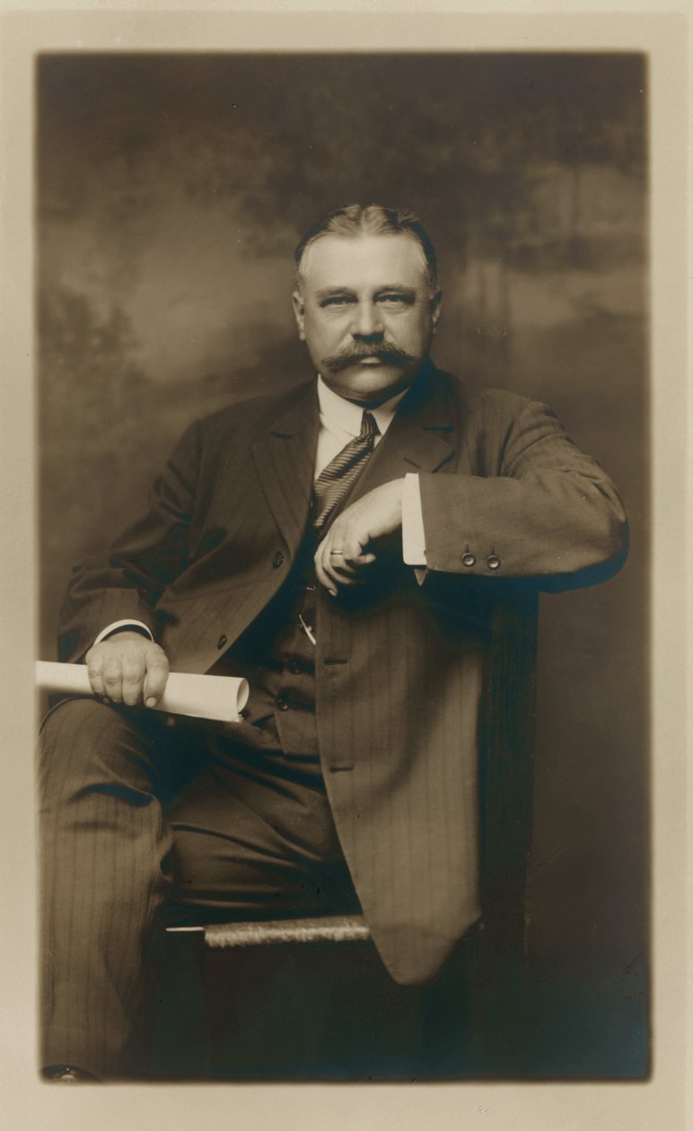 George Kessler. Formelles Sitzporträt, Subjekt nach vorne gerichtet von D.P. Thompson Studio