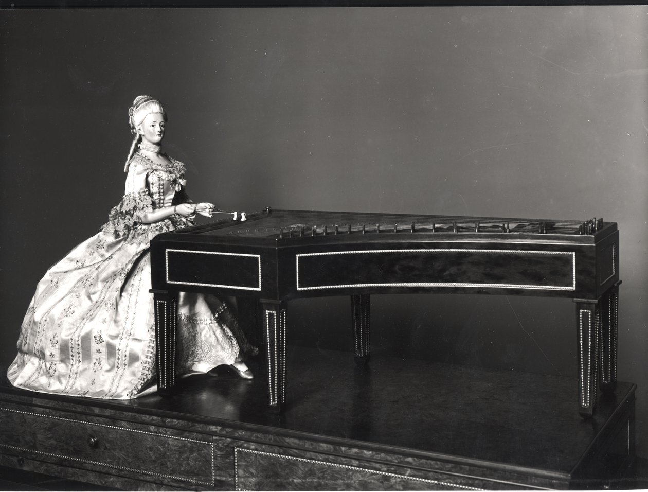 Dulcimer-Spieler (Detail) von David Roentgen