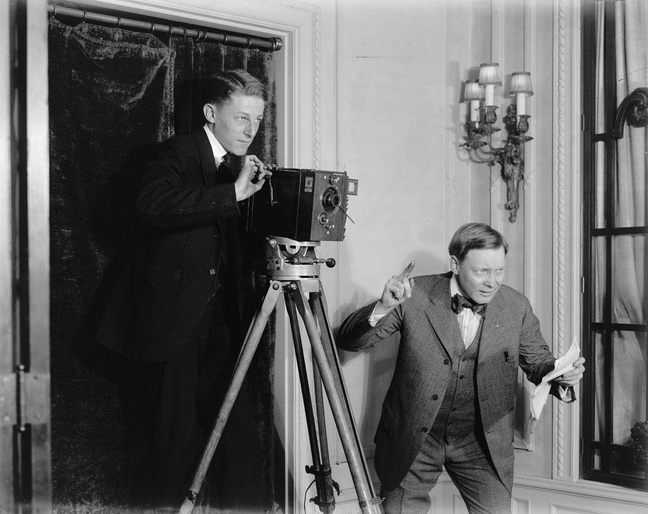 Zwei Männer benutzen eine Filmkamera im Innenbereich, ca. 1908-20 von Detroit Publishing Co.