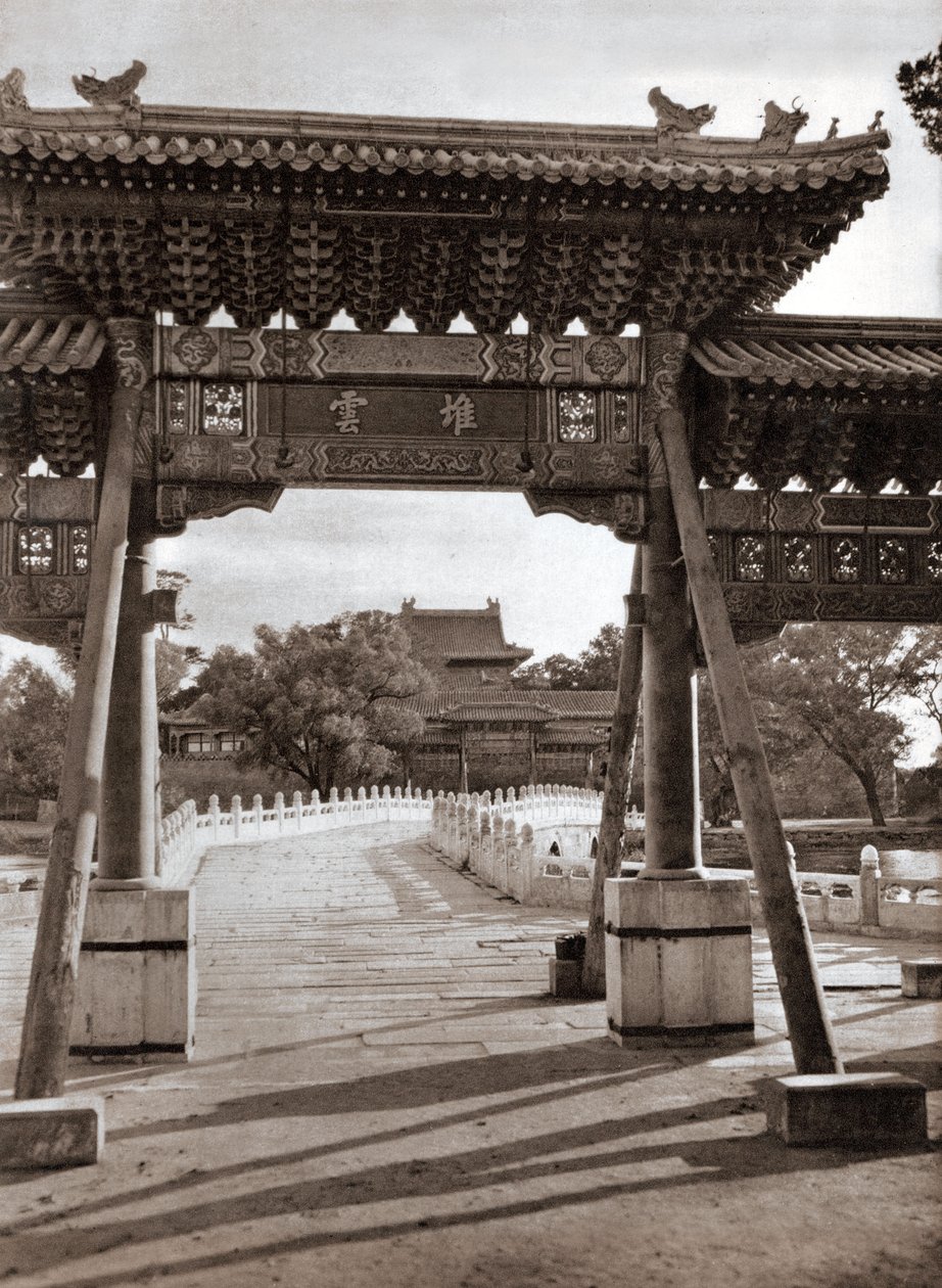 Beihai Park in Peking von Donald Mennie